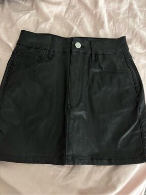 myoursa black faux leather skirt size xs !